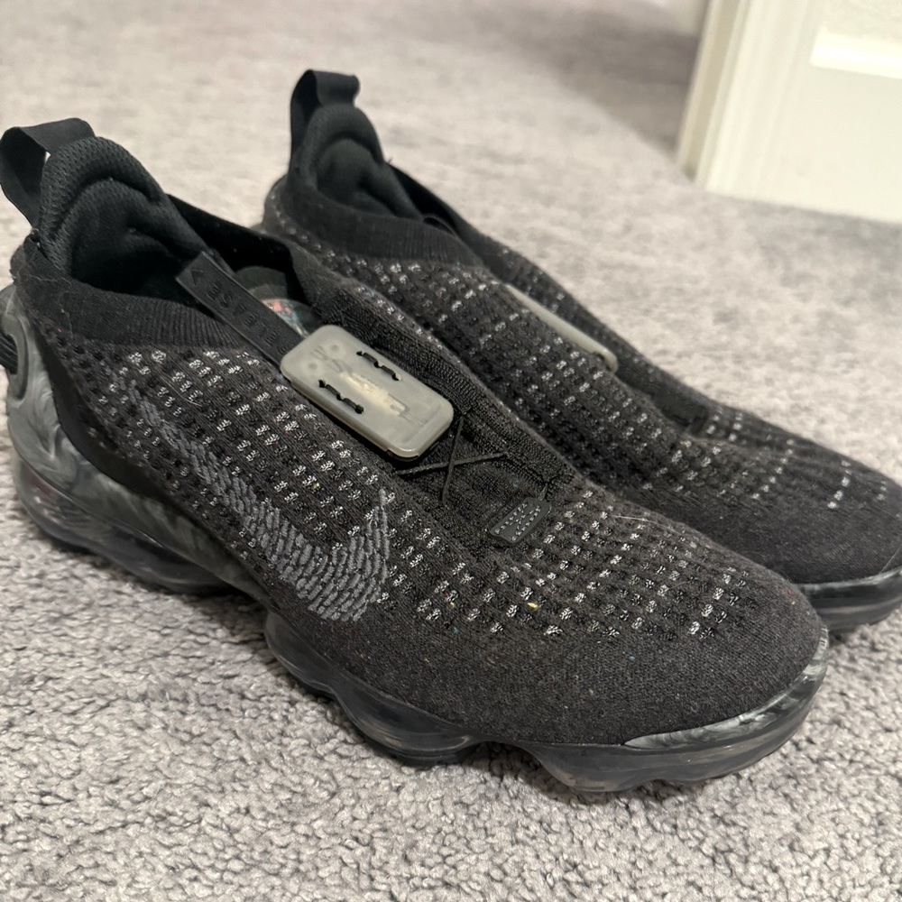 NIKE Black Vapormax- Size 9